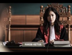 Sang Pengadil: Ketika Hukum Bertarung di Meja Hijau dan Jalanan
