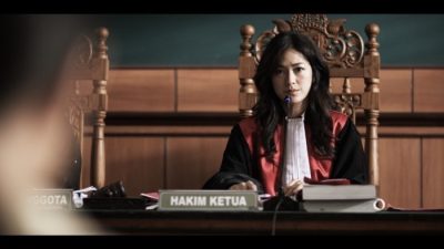 Sang Pengadil: Ketika Hukum Bertarung di Meja Hijau dan Jalanan